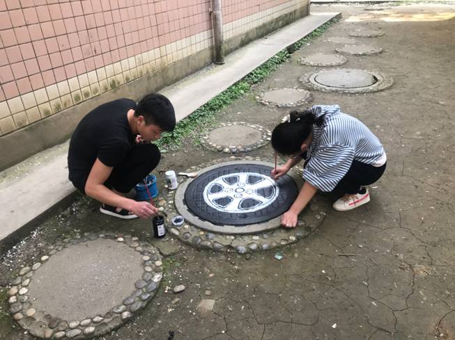 说明: E:\分院文件\2019年文件\新闻\“发扬雷锋精神,义务美化校园”活动简报\“发扬雷锋精神,义务美化校园”活动简报\IMG_2968.JPG